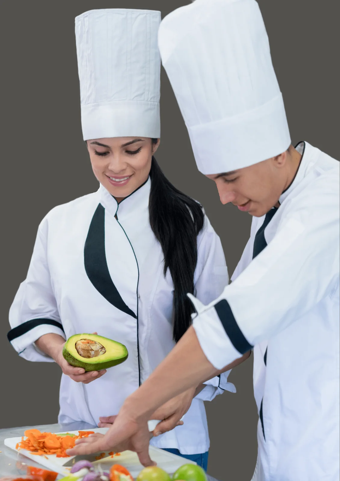 Deux chefs travaillent ensemble sur le dressage d’un plat